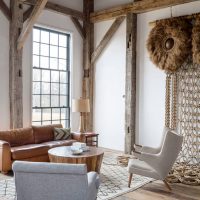 Intérieur de la salle de séjour avec des étagères en bois