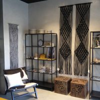 Plafond noir à l'intérieur du salon