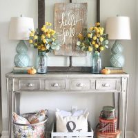 Table vintage dans la chambre d'une fille élégante