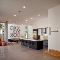 Croix et zéros sur le mur de la cuisine-salon
