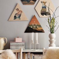 Panneau de contreplaqué sur le mur du salon