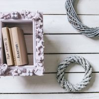 Étagère décorative avec des livres