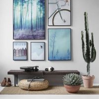 Composition de peintures modulaires sur un mur blanc