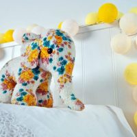 Jouet éléphant sur un lit de bébé
