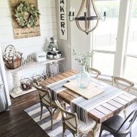 L'utilisation d'objets en bois dans le décor de la pièce