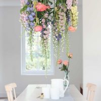 Fleurs fraîches sur la table à manger