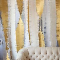 Guirlandes de papier sur le mur derrière le canapé