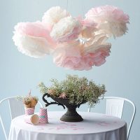 Des fleurs en papier froissé sur une table à manger