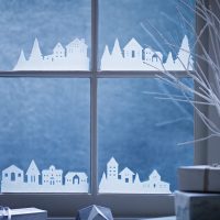 Décorer des fenêtres avec des maisons en papier