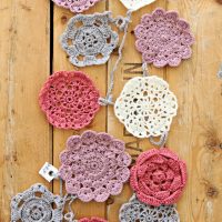 Guirlande festive de serviettes tricotées