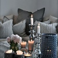 Des bougies allumées sur une table en bois
