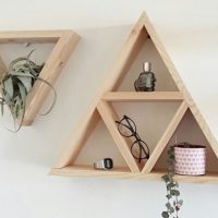 Tablettes triangulaires sur un mur blanc