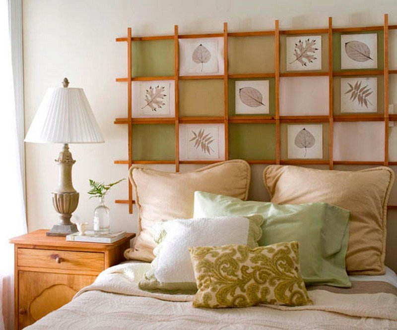 Decoración de pared sobre la cabecera de la cama.