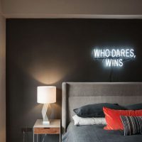 Enseigne au néon à l'intérieur de la chambre