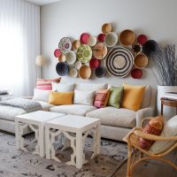 Assiettes décoratives sur le canapé dans le salon