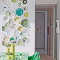 Assiettes colorées sur un mur blanc