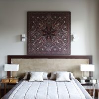 Panneau de style oriental sur la tête du lit