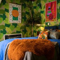 Peintures lumineuses sur le mur hétéroclite de la chambre