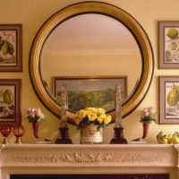 Miroir rond sur le portail de la cheminée