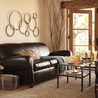 Bougies dans les anneaux sur le mur dans le salon