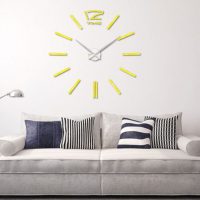 Décoration d'horloge du mur au dessus du canapé