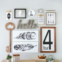 Collection de boules sur le mur de la chambre