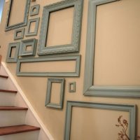 Décor d'escalier avec cadres