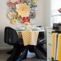 Fleurs en tissu sur la table à manger