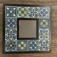 Motifs en mosaïque sur le cadre du miroir
