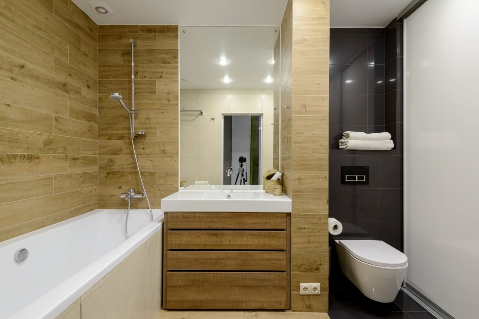 Decoración de paredes en el baño con madera natural.