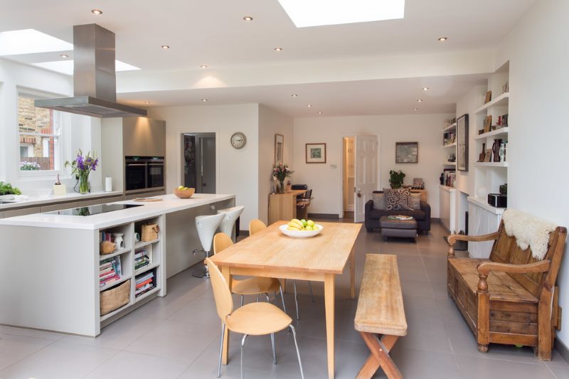 Mobilier en bois à l'intérieur d'un appartement de deux pièces