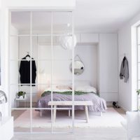Écran décoratif entre la chambre et le salon