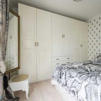Garde-robe spacieuse dans la chambre