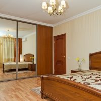 Armoire coulissante avec portes en miroir à l'intérieur d'une chambre
