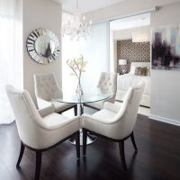 Coin repas avec fauteuils confortables