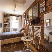 Intérieur de la chambre étroite avec mur de briques