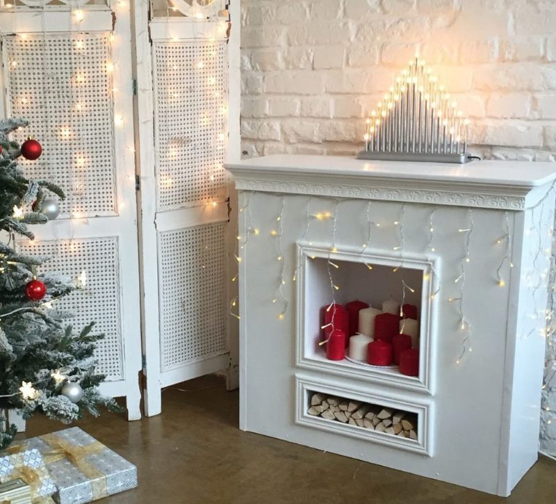 Cheminée décorative avec guirlande du nouvel an