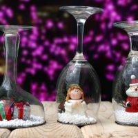 Décor de Noël fait de verres à vin en verre
