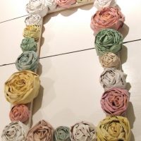 Fleurs en papier sur un cadre photo d'un arbre