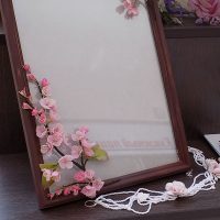 Fleurs artificielles sur un cadre en bois