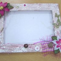 Fleurs artificielles sur une surface de cadre en bois vieilli