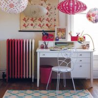 Toutes les nuances de rouge sur la batterie dans la chambre des enfants