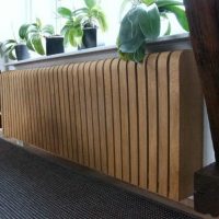 écran en bois sur une longue batterie