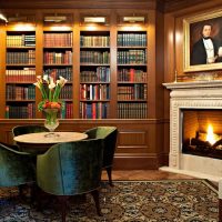 Cheminée à l'intérieur de la bibliothèque de la maison