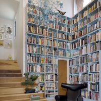 Fauteuil noir dans la bibliothèque de la maison