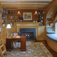 Fenêtre avec une arche en bois dans le bureau à domicile