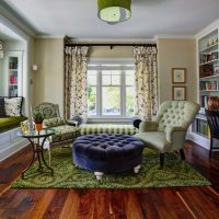 Tapis vert sur un plancher en bois
