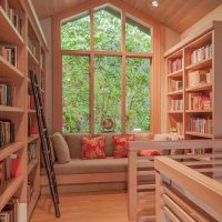 Organisation d'une bibliothèque dans le grenier d'une maison privée