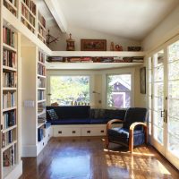 Étagères à livres dans une maison de campagne