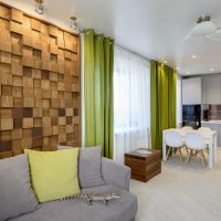 Panneaux de bois à l'intérieur de la cuisine-salon